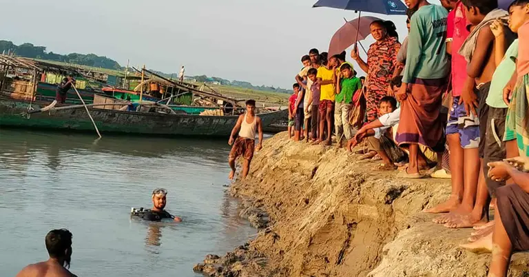 ফায়ার সার্ভিসের উদ্ধার অভিযান চলছে